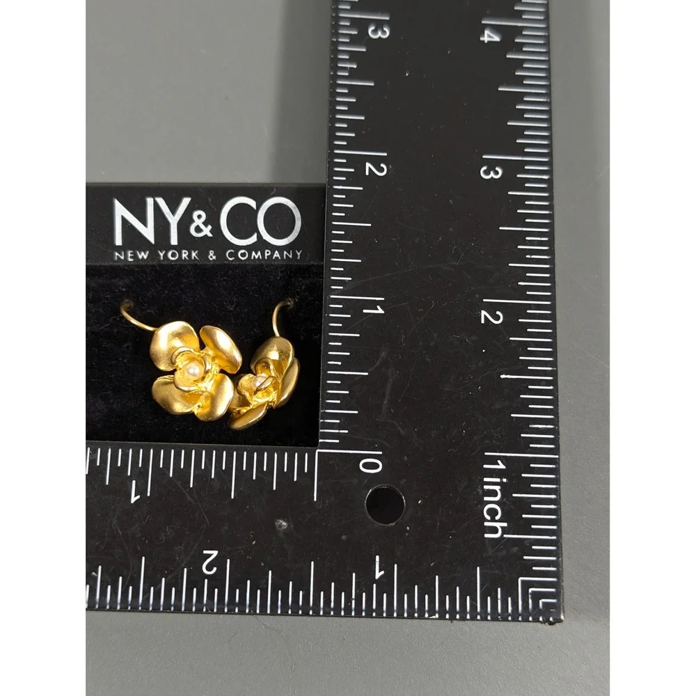 NY & Co Matte Gold Tone Flower Drop Earrings Faux Pearl Pierced‎ Hook Dangle